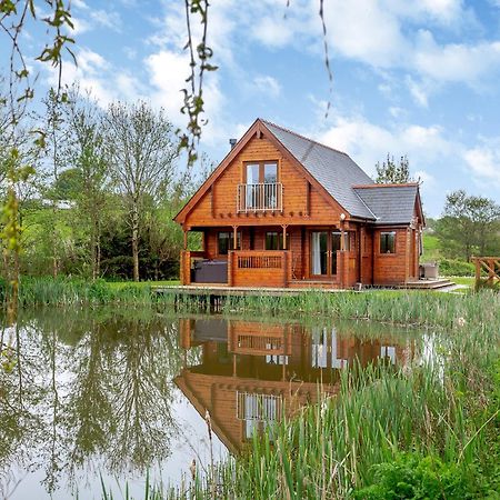 Anglesey Lakeside Lodges Menai Bridge Bagian luar foto