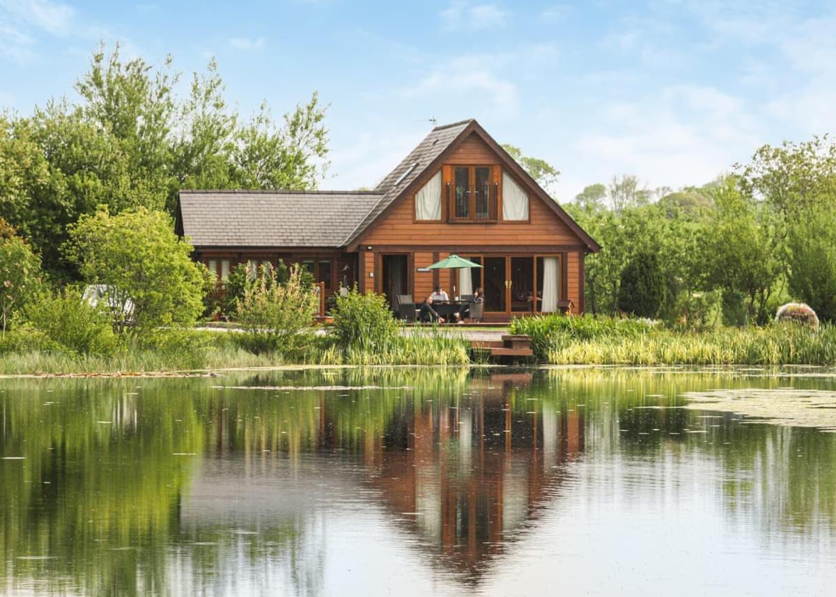 Anglesey Lakeside Lodges Menai Bridge Bagian luar foto