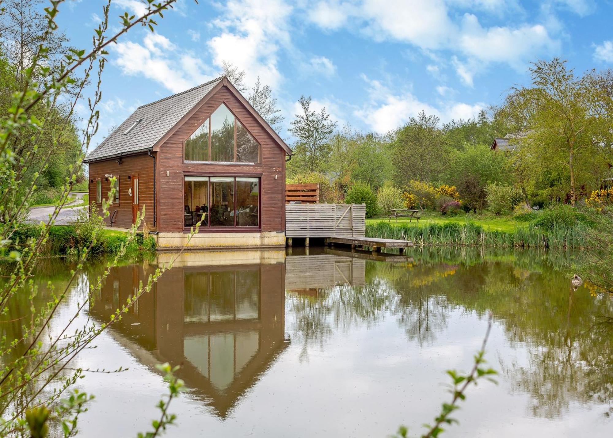 Anglesey Lakeside Lodges Menai Bridge Bagian luar foto