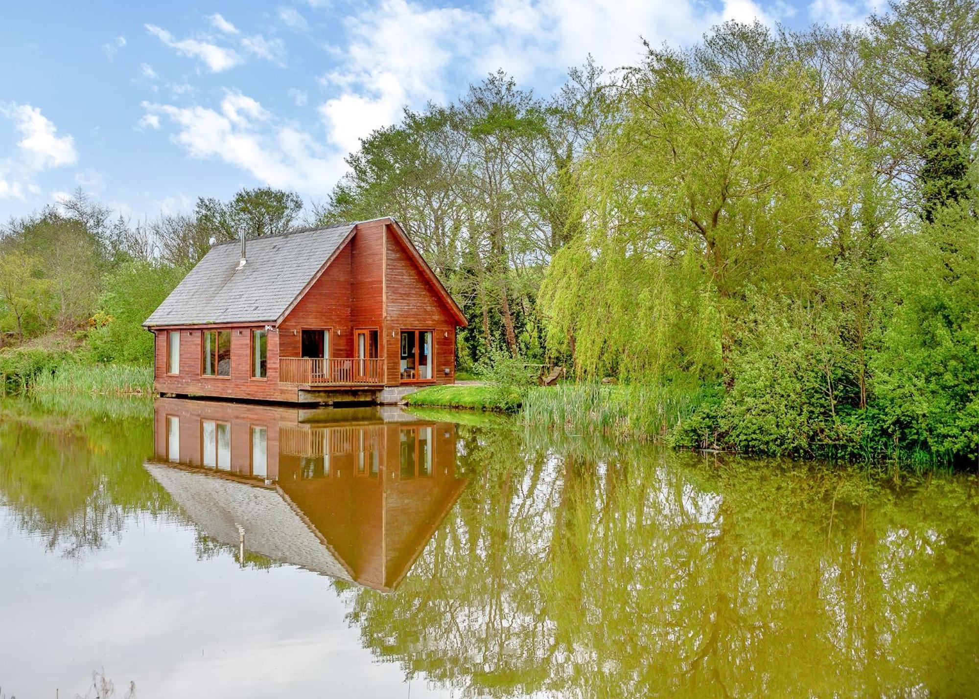 Anglesey Lakeside Lodges Menai Bridge Bagian luar foto