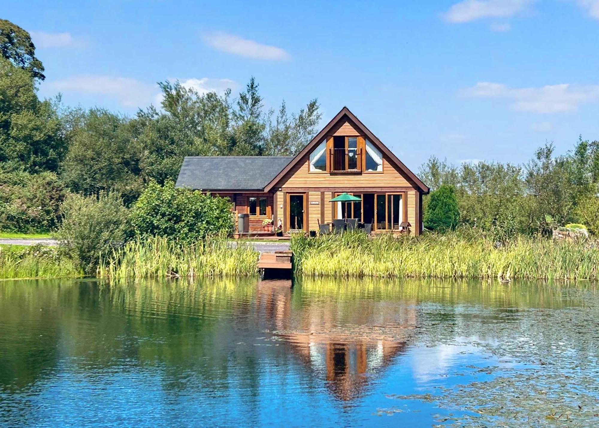Anglesey Lakeside Lodges Menai Bridge Bagian luar foto