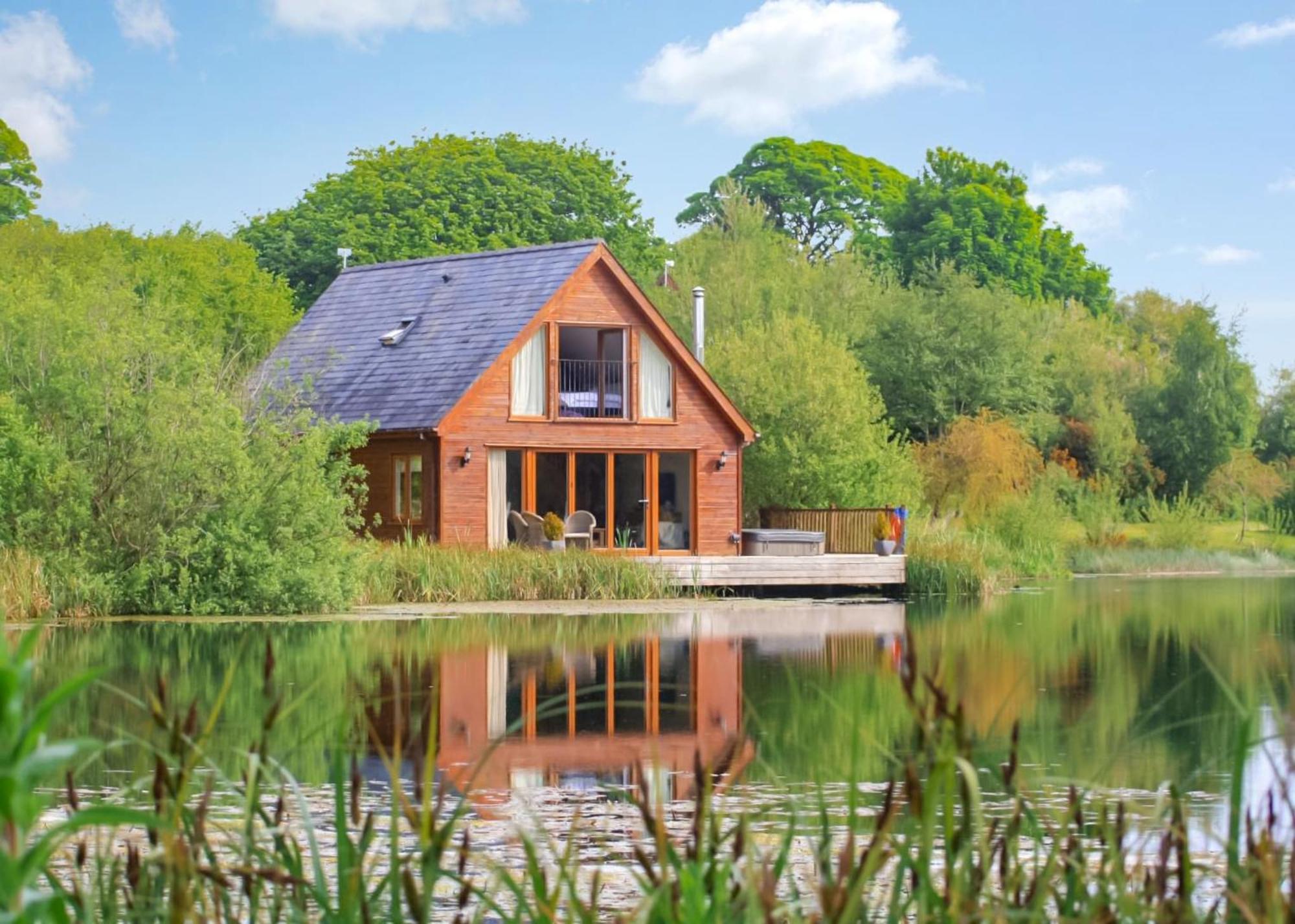 Anglesey Lakeside Lodges Menai Bridge Bagian luar foto