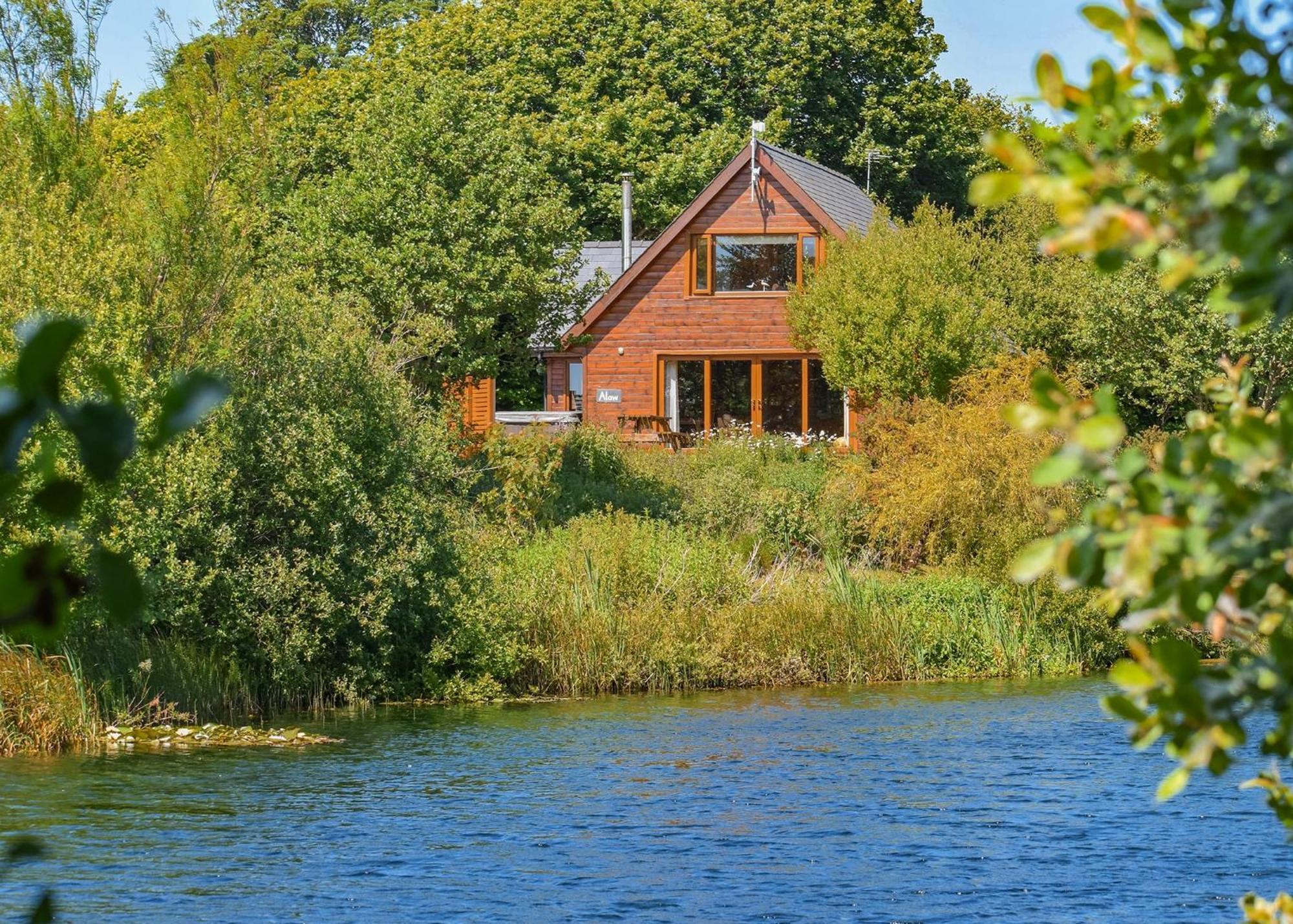 Anglesey Lakeside Lodges Menai Bridge Bagian luar foto