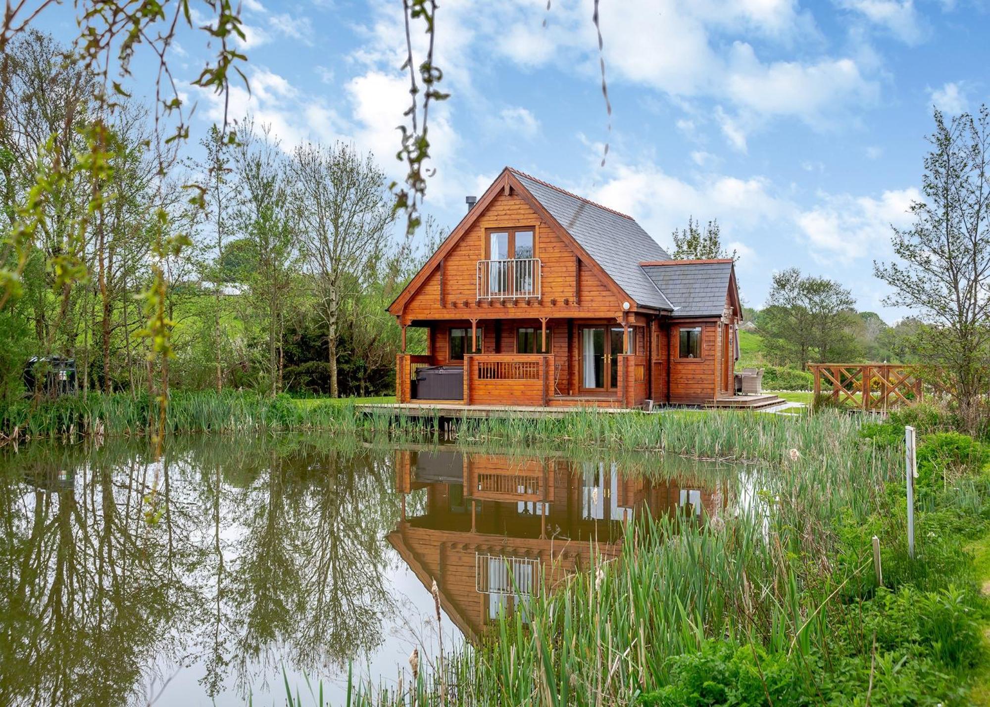 Anglesey Lakeside Lodges Menai Bridge Bagian luar foto